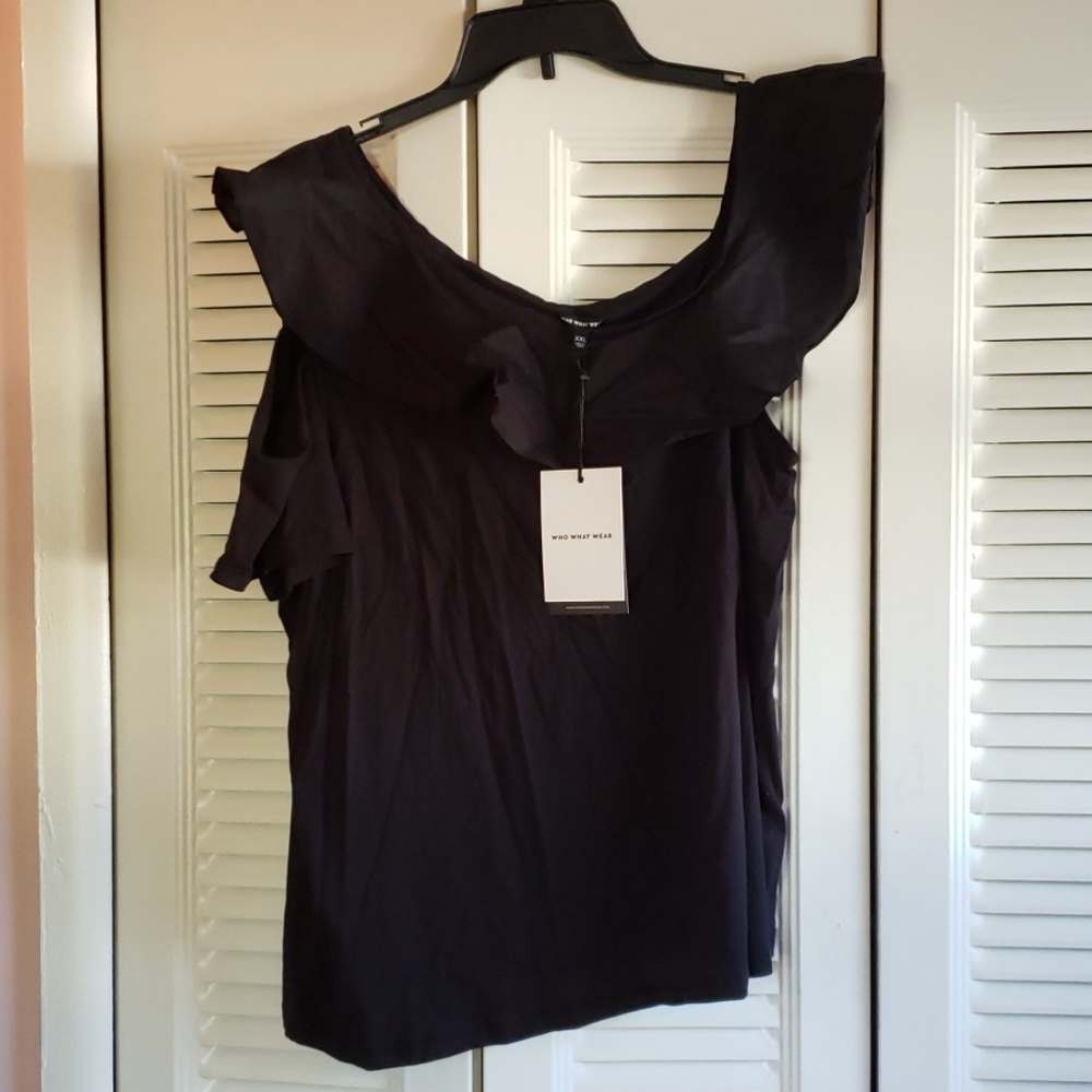 New black off/one shoulder t shirt